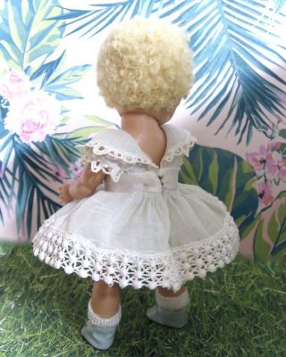 GORGROUS VINTAGE CARACUL WIGGED STRUNG GINNY DOLL 