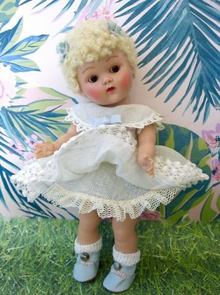 GORGROUS VINTAGE CARACUL WIGGED STRUNG GINNY DOLL 