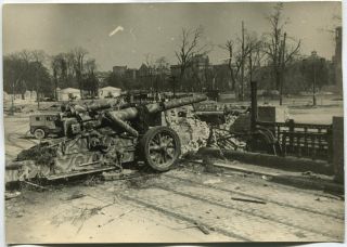 Wwii Large Size Press Photo: Abandoned German 150mm Howitzer In Berlin Center