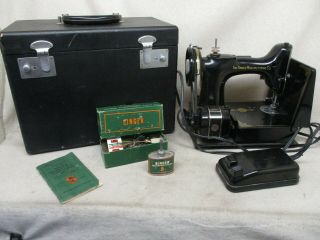 Antique Singer Featherweight Sewing Machine 221 - 1 Serial Ak762754 Year 1952