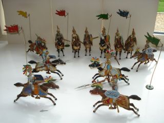 Vintage Lead Soldiers/knights And Horses,  Full Army 12 Horses And Riders.  Flags.