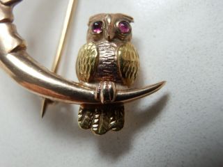 VINTAGE 9CT GOLD BROOCH SLEEPING MAN IN THE MOON & OWL RED STONE EYES - BOXED 5