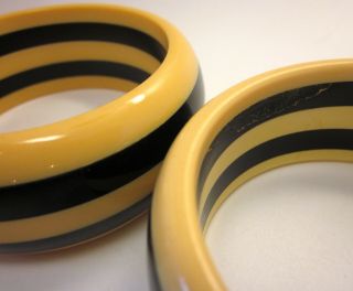 Vintage 1940s - 50s Set of 3 Stackable Cream and Black Striped Bakelite Bangles 8