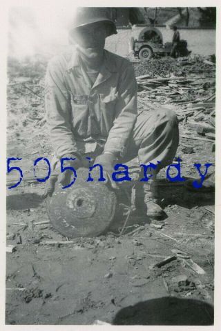 WWII US GI Photo - ID ' d 540th Engineer GI With German Teller Mine Anzio Italy 2