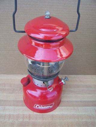 Vintage Coleman Red Lantern 200 / 1969 & Coleman Metal Case 2