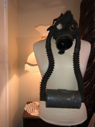 Vintage World War Ii (ww2) Us U Navy Military Gas Mask W / Can Rare