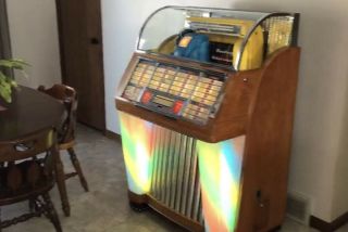 Restored Vintage Seeburg M100C “Happy Days” Jukebox w/ 45s 2