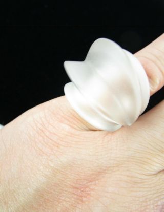 LARGE SCULPURAL PATRICIA VON MUSULIN FROSTED CARVED LUCITE RING SZ 6 4