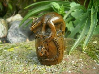 Hand Carved Wood Netsuke Frog And Mouse With Bucket Boxwood Collectable Figurine