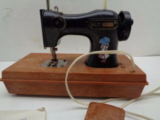 Vintage 1975 Holly Hobbie Sewing Machine. 2