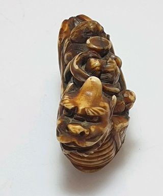 A Fine Edo Period Netsuke Of A Dragon Boat with Two Figures. 2