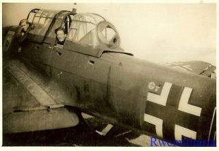 Org.  Photo: Us Soldiers Posed W/ Captured Luftwaffe Ju - 87 Stuka Bomber