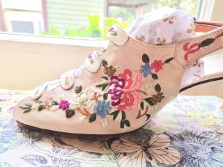 ANTIQUE 1920 ' s CHINESE HAND EMBROIDERED SILK LADIES SHOES - 7 1/2B - 3 DAYS 5
