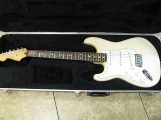 Fender Mim Mexican Standard Stratocaster Guitar Vintage White W/case Left Handed