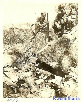 Port.  Photo: Sad Us Troops Look Over Bodies Of Kia Japanese Soldiers In Field