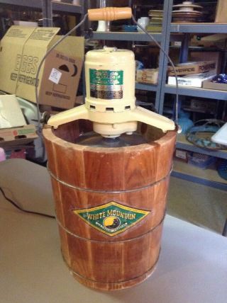 Vintage White Mountain 6 - Quart Wood Bucket Electric Ice Cream Freezer