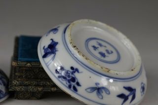 18/19th century,  A rare‘blue and white’chinese porcelain seal paste box and cove 10