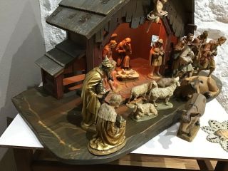 Vintage Large 60 ' s Kuolt ANRI Italy Carved Wood NATIVITY Stable w /19 Figurines 4