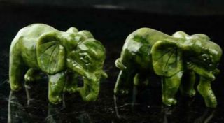 A pair 100 China natural jade hand - carved statues of elephant very good NR 8