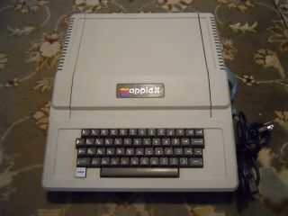 Vintage Apple II Plus Computer Serial No.  A2S2 - 0086 powers on 2