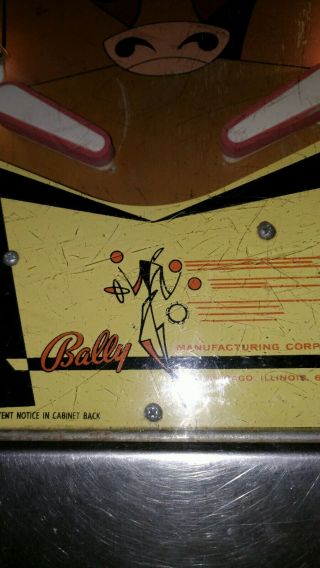 1970 BALLY TRAIL DRIVE.  PEN BALL MACHINE.  RARE 7