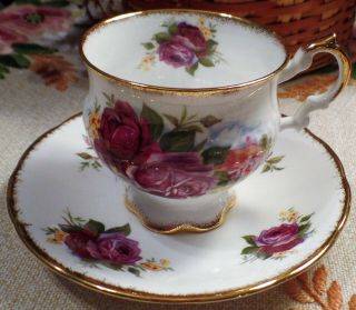 Vintage Elizabethan Fine Bone China Made In England Footed Cup & Saucer Roses