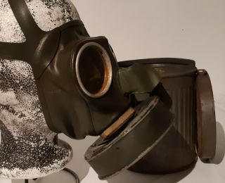 WW2 German M40 GAS MASK & CANISTER 3