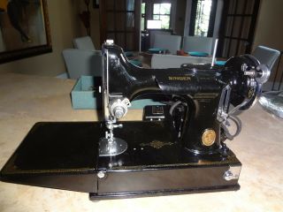 ANTIQUE SINGER FEATHERWEIGHT 221 - 1 PORTABLE SEWING MACHINE Serial AD546289 3