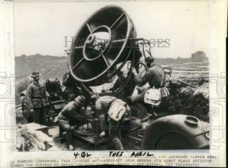 1942 Press Photo Chinese Anti - Aircraft Crew & Giant Plane Detector,  China