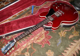 RARE Model 1989 - 90 Gibson ES - 335 Studio Wine Red With No F - Holes & Case 4