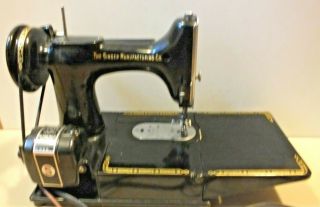 Vintage Siinger Featherweight 222K Sewing Machine 3
