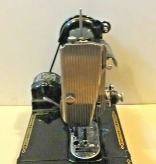 Vintage Siinger Featherweight 222K Sewing Machine 4
