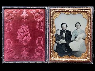RARE 1/4 PLATE AMBROTYPE - MOTHER BREASTFEEDS HER CHILD IN FAMILY PORTRAIT 3