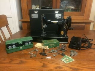 Very Good 1950 Singer Featherweight 221 Vintage Sewing Machine W/ Case &