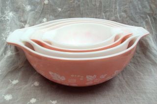 Vtg Set/4 Pyrex Nesting Mixing Bowls Pink / White Gooseberry - Cinderella