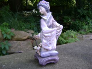 Lladro Daisa 1984 Porcelain Figurine Young Japanese Woman/ Flowers Made In Spain