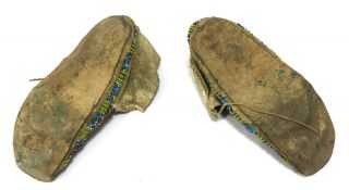 UNUSUAL EARLY 1900S ANTIQUE NATIVE AMERICAN INDIAN BEADED MOCCASINS 10