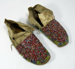 UNUSUAL EARLY 1900S ANTIQUE NATIVE AMERICAN INDIAN BEADED MOCCASINS 3