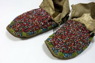 UNUSUAL EARLY 1900S ANTIQUE NATIVE AMERICAN INDIAN BEADED MOCCASINS 4