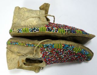 UNUSUAL EARLY 1900S ANTIQUE NATIVE AMERICAN INDIAN BEADED MOCCASINS 8