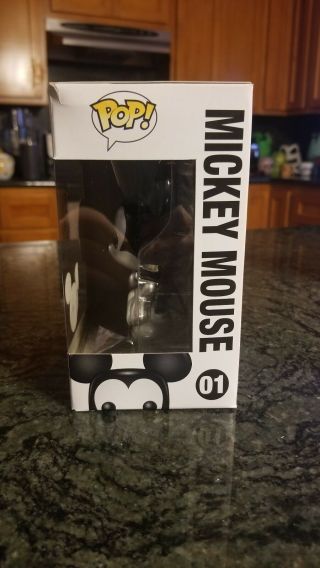 Mickey Mouse D23 Metallic & Oswald Comic Con Funko pops.  Rare Must haves 2