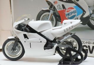 VINTAGE Kyosho KIT No.  3004 - 1/8 SUZUKI RGV - Grand Prix Racer - MOTO - 8