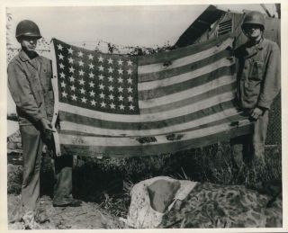 Wwii U.  S.  Marines Pose With American Flag During Liberation Of Guam Press Photo