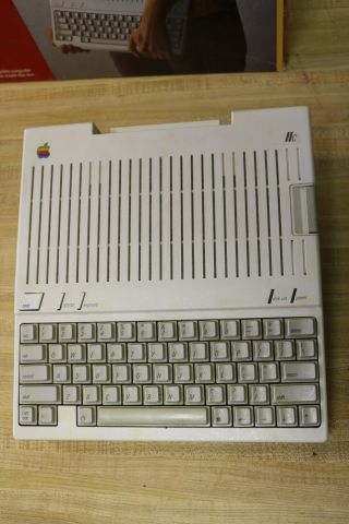 Apple IIc Vtg Computer w Box,  Power Supply - Boots Up 3