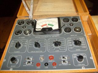 VINTAGE SUPERIOR INSTRUMENTS CO.  TUBE TESTER MODEL 600 - wood case 5u4 tubes 2