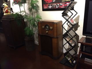 1939 Vintage Zenith 8 - S - 463 AM/Shortwave Console Radio All Sounds great 8