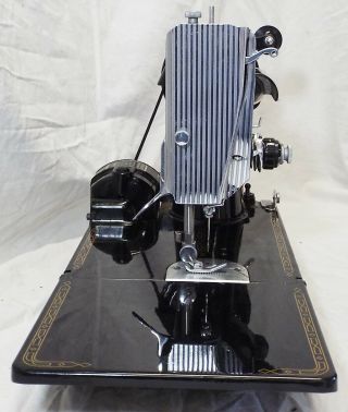 Vintage 1950s SINGER FEATHERWEIGHT Model 221 Portable SEWING MACHINE - - 6