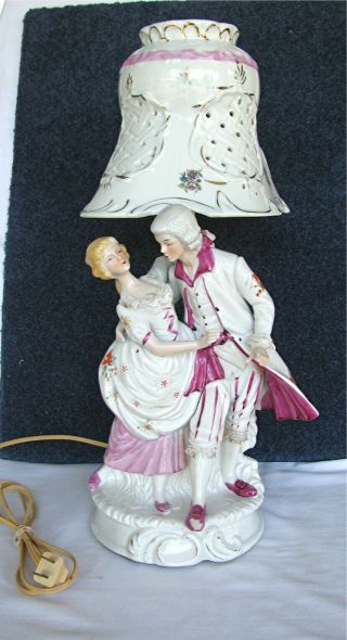 19  PORCELAIN ELECTRIC TABLE LAMP WITH VICTORIAN DRESSED MAN & WOMAN DANCING 2