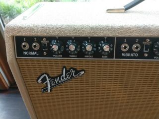 Fender Vintage Reissue ' 65 Twin Reverb Guitar Amplifier 85W Blonde and Wheat 4