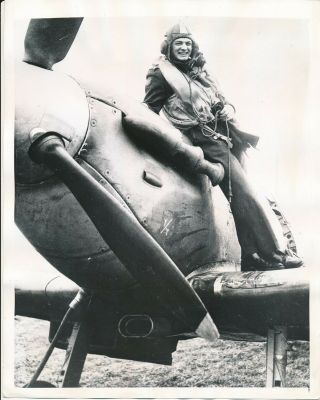 1941 Ww2 Press Photo Second American Eagle Squadron Raf Pilot On Plane
